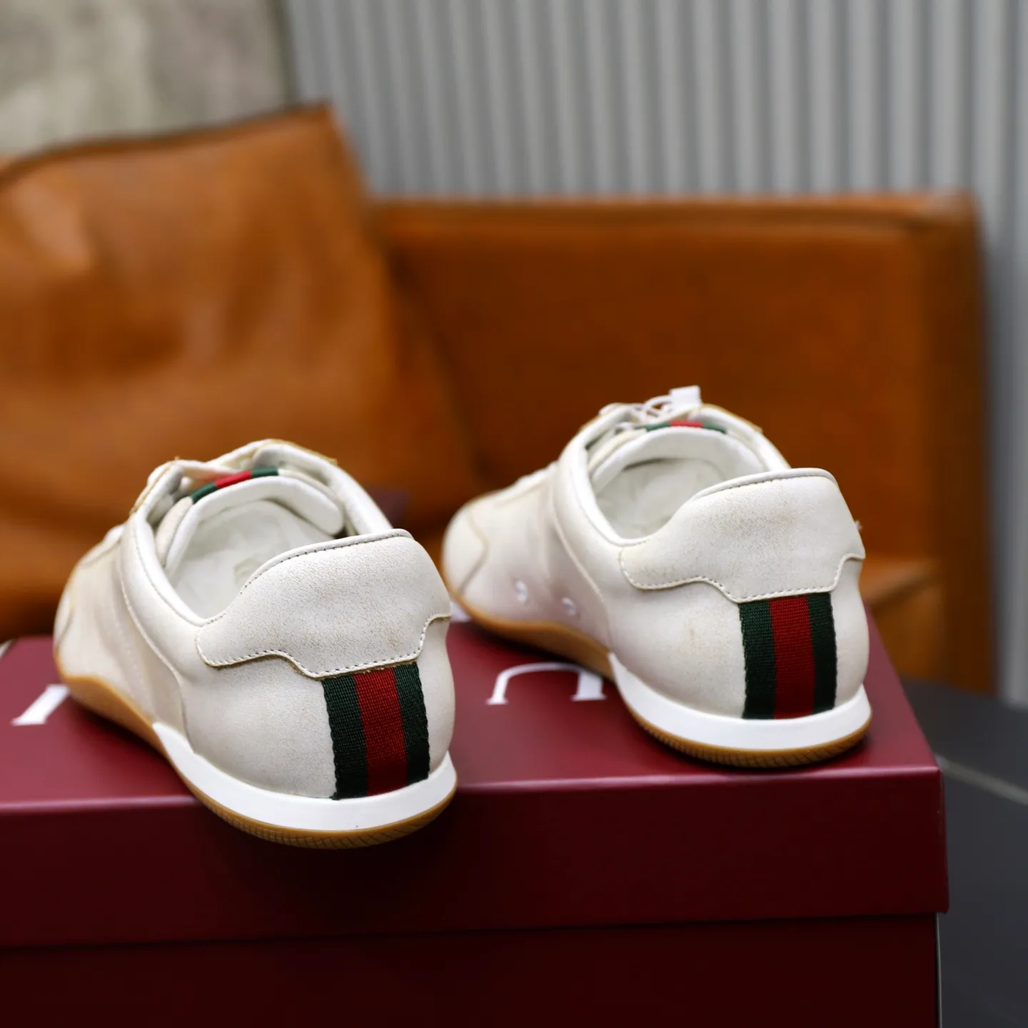 Ex-factory price: 580💰💰Gucci Shift series couple's sports shoes ❗❗ The Gucci Shift series is newly launched, with a lightweight design that reinterprets sports style. The neat silhouette adds a sense of freedom and exudes sophistication when moving. The webbing detail runs like an endless ribbon throughout the design, and the side seam details add a finishing touch. ❗Original development ❗Washed effect cowhide upper ❗Two-color Tpu outsole ❗Size: Female 35-41 Male 39-45